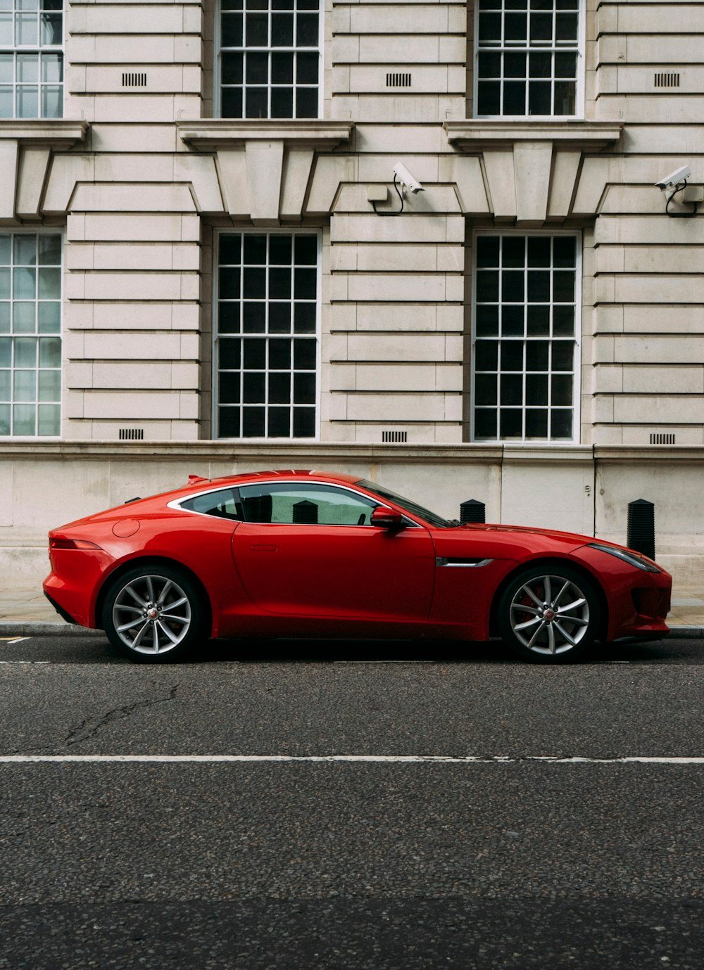 Cupé rojo estacionado, fotografía de referencia